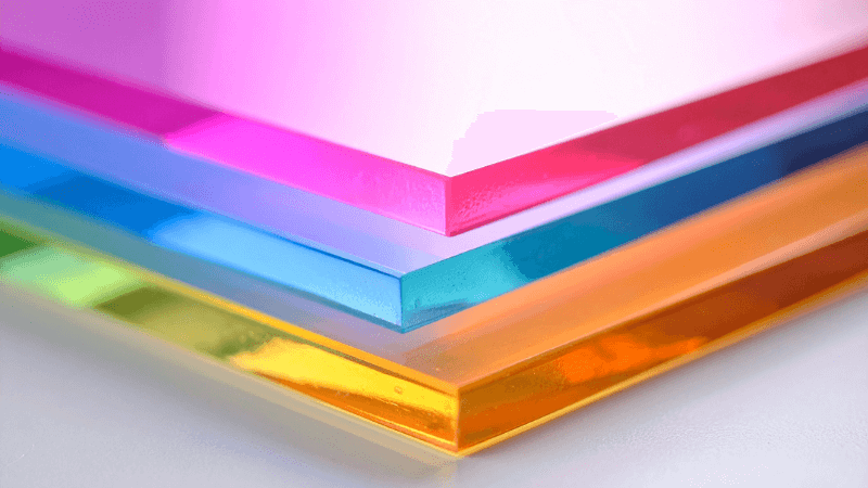 Descubra como o PVC expandido e o acrílico se destacam na comunicação visual e veja qual material combina melhor com seu projeto.
