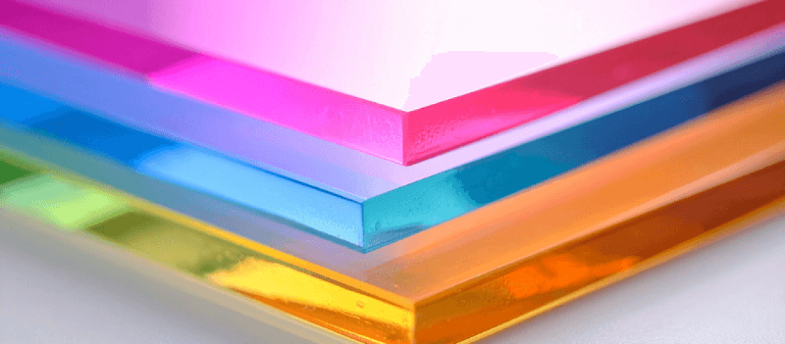 Descubra como o PVC expandido e o acrílico se destacam na comunicação visual e veja qual material combina melhor com seu projeto.